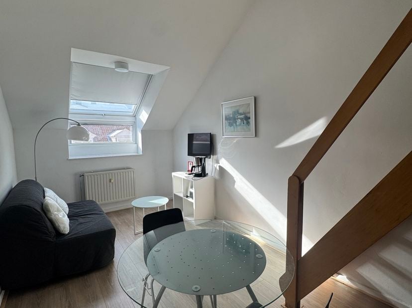 <br />
Brussel, vlakbij de Koningsstraat en de Kruidtuin, bieden wij u een warm ingerichte studio van +/- 30m&amp;sup2; met woonkamer, slaapkamer op de me