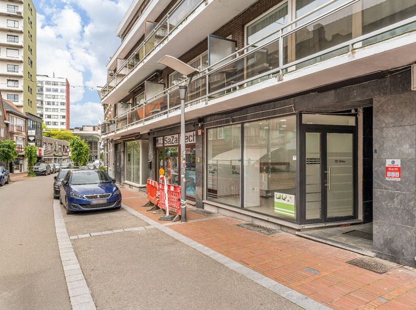 Ontdek dit interessante handelspand, gelegen aan de Winterslagstraat in het centrum van Genk. Met een oppervlakte van ca. 60 m² is dit het ideale pand
