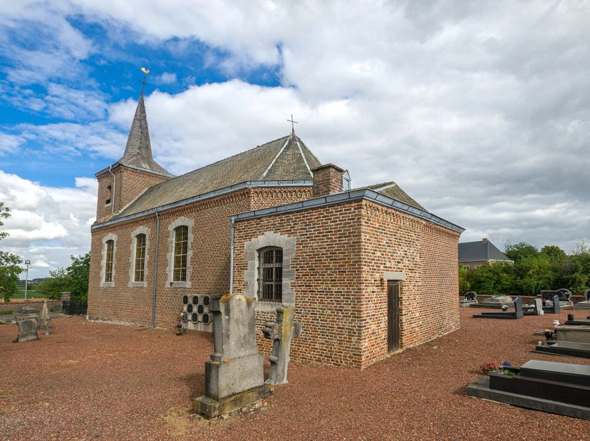 Deze voormalige kerk, gelegen aan de Norbertijnenlaan 2 in Batsheers, biedt een unieke kans voor wie op zoek is naar een pand met karakter en potentie