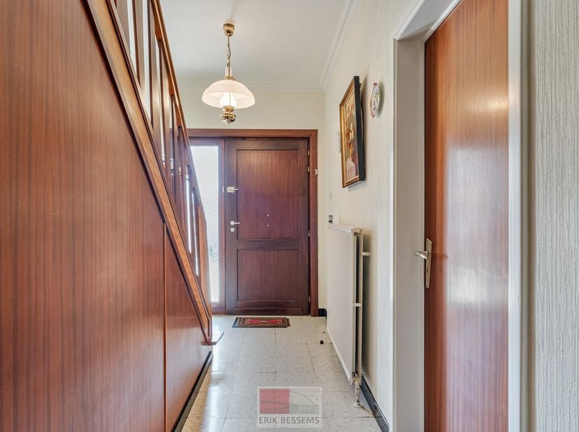 Leuke te renoveren woning met een bewoonbare oppervlakte van ca. 172 m², gelegen op een perceel van 485 m². De woning beschikt momenteel over drie sla