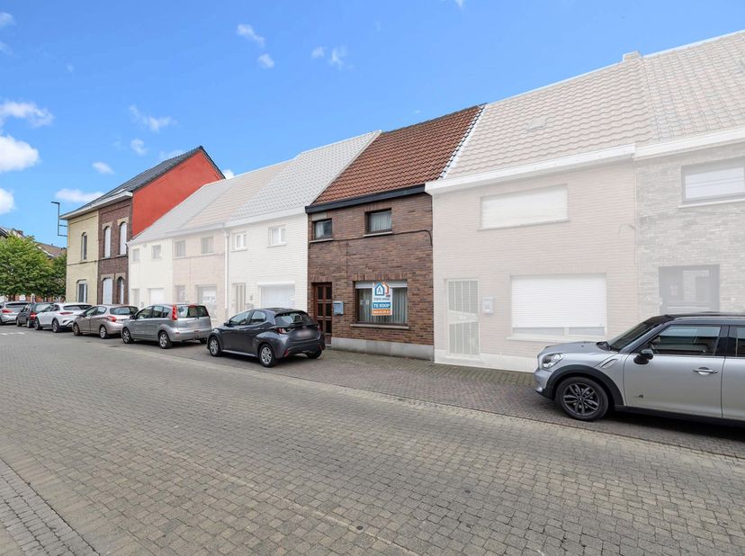 Deze charmante renovatiewoning bevindt zich op wandelafstand van het stadscentrum van Aalst en geniet van een vlotte bereikbaarheid met het openbaar v