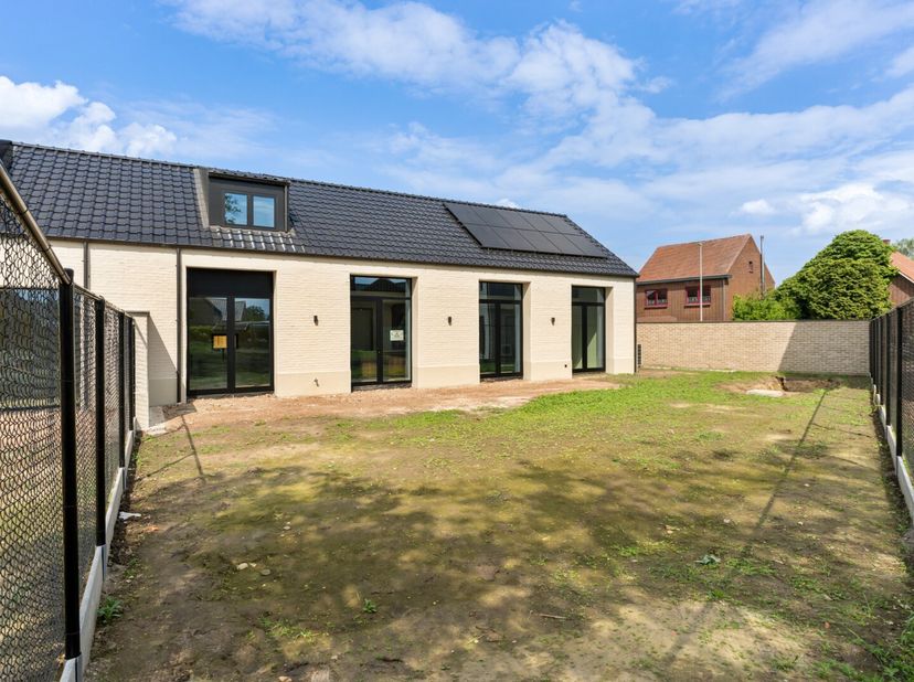 Deze authentieke hoeve werd getransformeerd tot 2 exclusieve BEN woningen. Binnen het bestaande volume van de hoeve werd er, met oog voor het bewaren