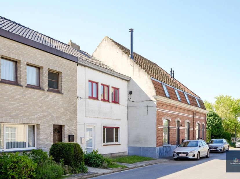 Schrijf u in op de bezoekmomenten op www.makelaarshuys.be<br />
Deze te renoveren woning, gelegen op wandelafstand van het centrum, biedt tal van moge