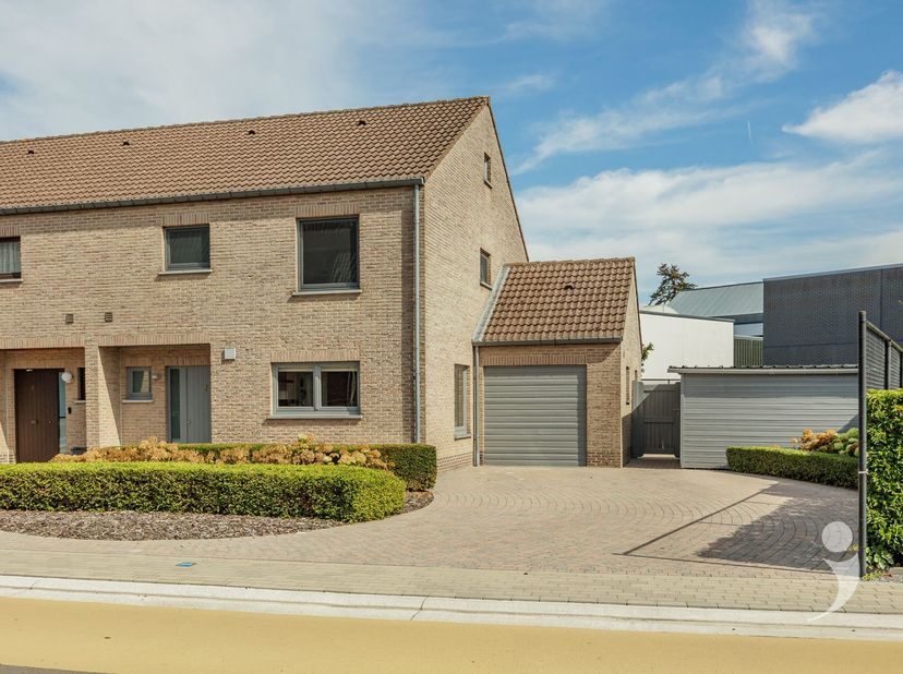 À la recherche d'une maison prête à emménager avec espace, confort et un excellent emplacement ? Cette maison élégante, située le long de l'Eektweg da