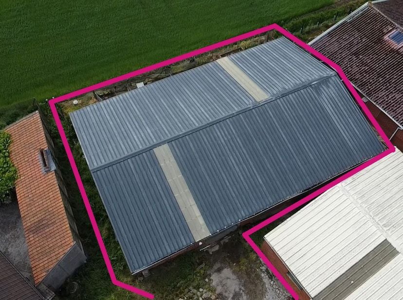 Deze praktische loods van 206 m² bevindt zich op een perceel van 417 m², gelegen op een goed bereikbare en kleinschalige site. Dankzij de gunstige lig