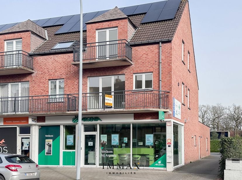 Cet appartement récemment rénové offre confort, espace et un excellent emplacement dans le centre de Sint-Kruis.<br />
Il se compose comme suit : hall