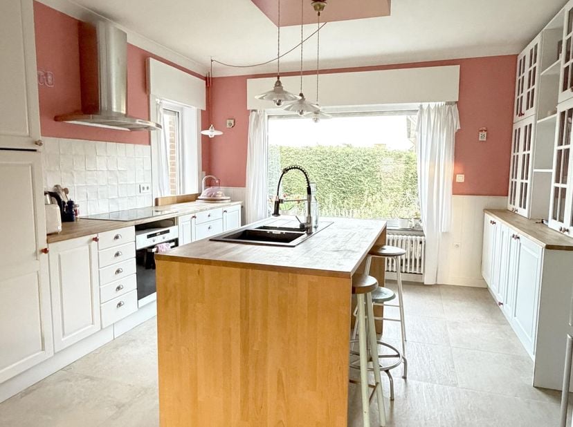 Op zoek naar een woning waar elke dag aanvoelt als vakantie? Deze charmante gezinswoning op een perceel van 965 m² combineert rust, ruimte en comfort