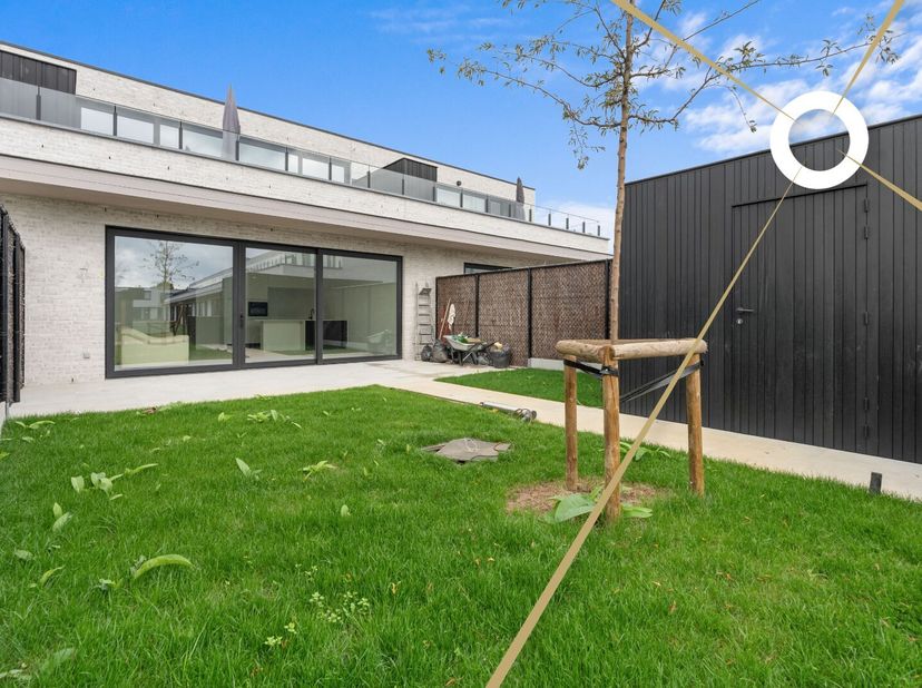 Deze luxueuze eengezinswoning is gelegen in een rustige site te Ieper, op wandelafstand van lokale handelaars, scholen, openbaar vervoer...<br />
Deze