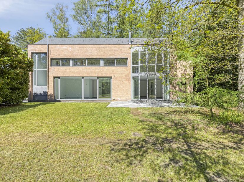 Deze uitzonderlijke villa combineert ruimte, licht en comfort op een unieke manier. Met een bewoonbare oppervlakte van ca. 300 m² en tal van uitbreidi