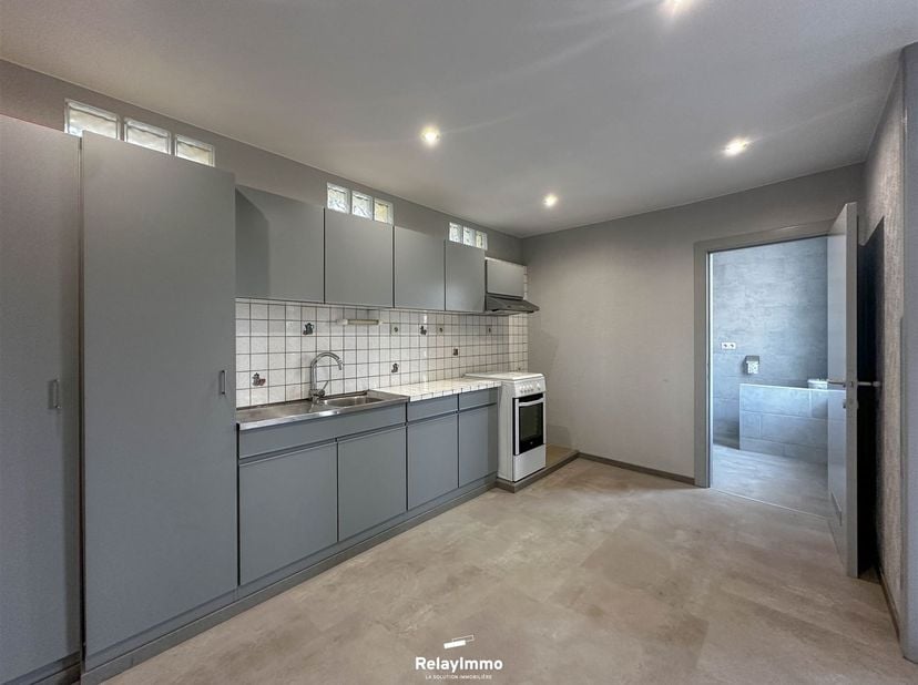 In een rustige straat in het stadscentrum, maar toch vlak bij alle voorzieningen, gelegen duplexappartement met twee slaapkamers en een oppervlakte va