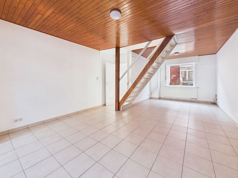 Au REZ : Un hall d’entrée, desservant une pièce de vie entièrement ouverte +/- 50m2 composé d’un séjour (salon et salle à manger) avec escalier appare