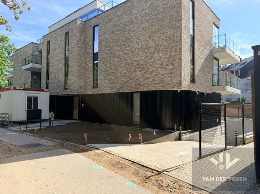 Dit appartement is onmiddellijk beschikbaar!<br />
Vaste kosten: € 150,00 per maand&amp;nbsp;<br />
Provisie verwarming: € 50,00 per maand<br />
Ondergron