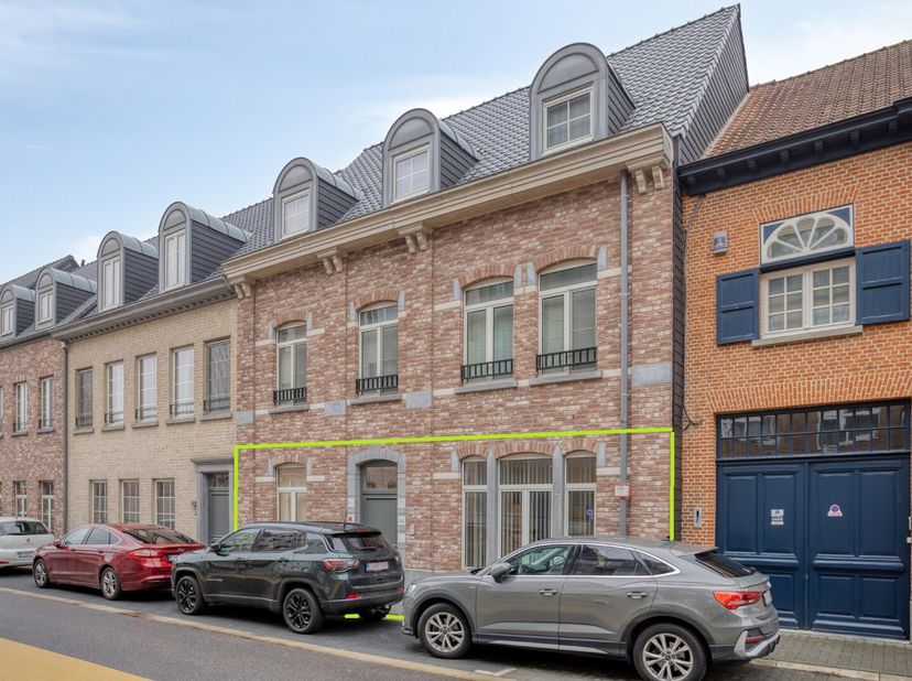 Deze handelsruimte van 174 m² bevindt zich op een zeer goede locatie in het centrum van Mol, op wandelafstand van het Rondplein, het station, het ziek
