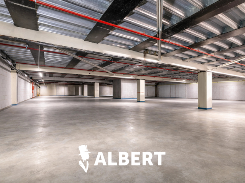 Magazijn te huur in Oostende – ca. 810 m² opslagruimte op strategische locatie<br />
Bent u op zoek naar een ruim magazijn te huur in Oostende? Deze m