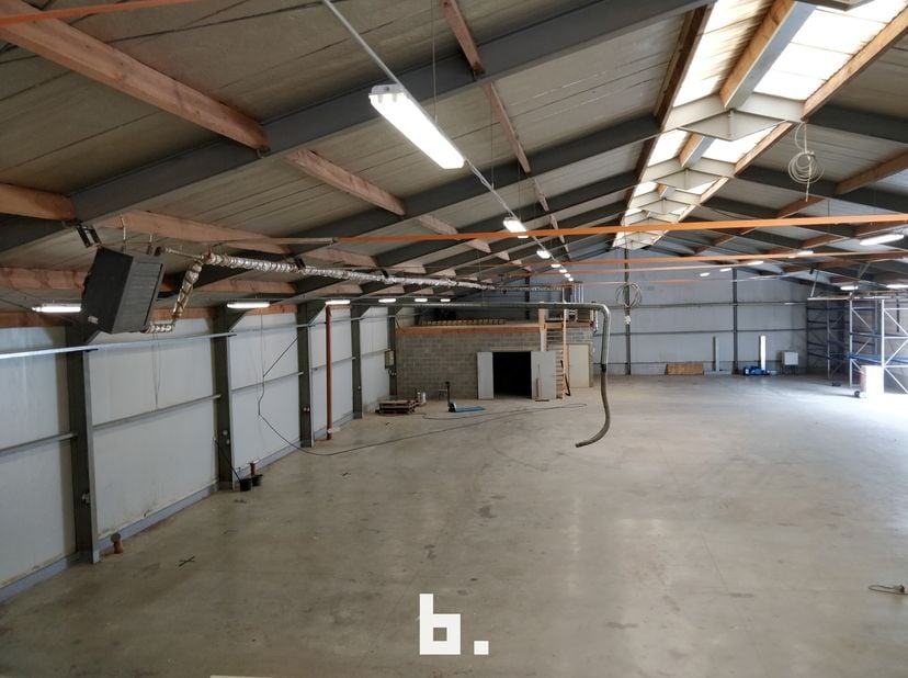 Deze functionele en goed uitgeruste industriehal is gelegen te Vloeiherkstraat 28A, Wellen en biedt een uitstekende opportuniteit voor industriële act