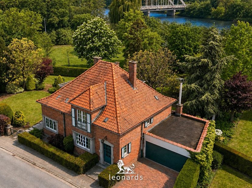 Vous recherchez une maison spacieuse que vous pourrez entièrement rénover selon vos goûts ? Située à Sint-Eloois-Vijve, à deux pas de la Lys, cette vi