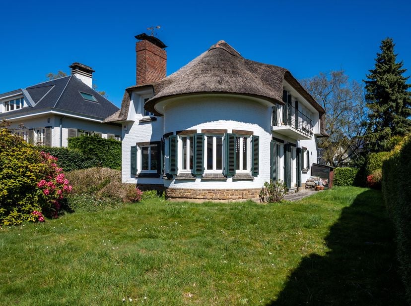 KRAAINEM, nabij het Dumonplein, villa (3 slk/1 badk) van ±230 m² bebouwde oppervlakte, gelegen op een terrein van ±6,40 are. Gebouwd in 1960 en gereno