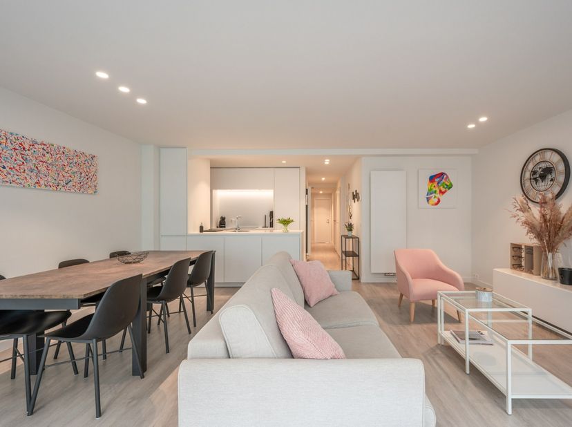 Indeling van het appartement: inkomhal met gastentoilet. Ruime en lichtrijke leefruimte met aangename natuurlijke lichtinval. Aansluitend bevindt zich