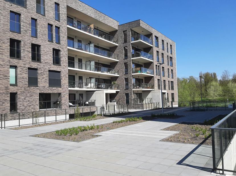 Appartement 98 m2 met lichtrijke leefruimte met toegang tot groot terras (14 m2, zuidgericht) en kleiner terras acheraan. Mooi uitzicht op de Schelde.