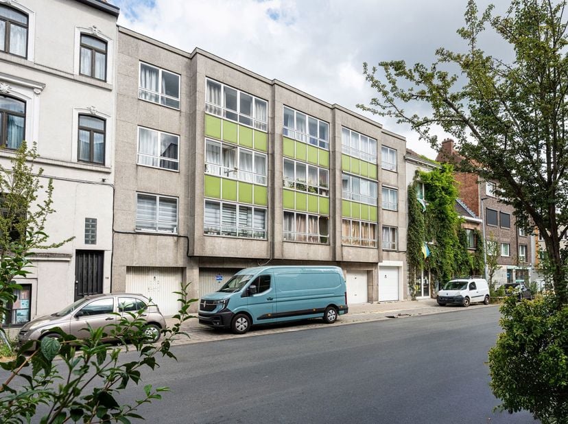 Welkom in dit instapklare appartement vlakbij het historisch centrum en op enkele stappen van Dok Noord. Vlotte verbinding naar de stadsring en met he