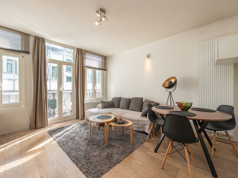 Gelegen op de eerste verdieping van een kleinschalige residentie (slechts 4 units) en recht tegenover de AP Hogeschool, bevindt zich dit bijzonder cha