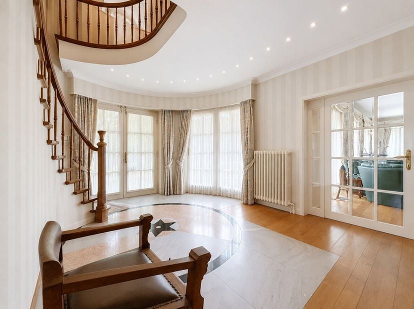 Deze authentieke villa bevindt zich&amp;nbsp;in de exclusieve Simli wijk te Nieuwpoort-Bad, op wandelafstand van het strand, de vaargeul en de jachthaven.