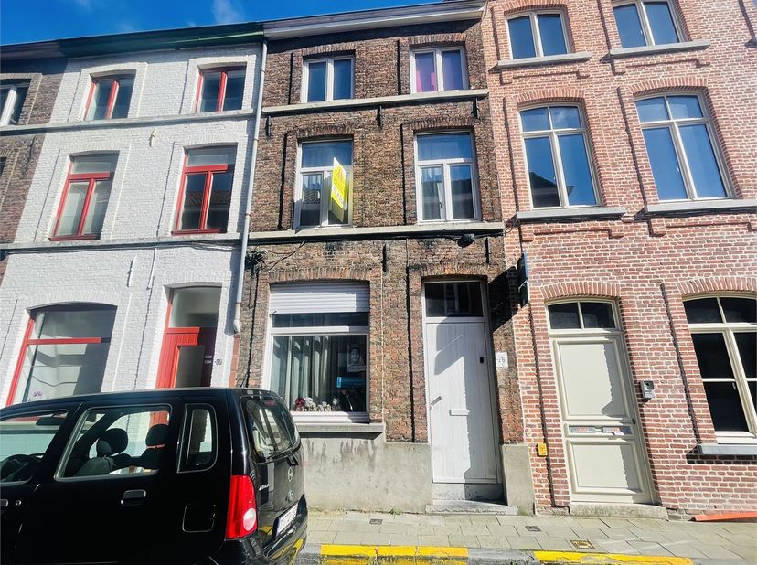 Brugge centrum, ruime gezinswoning met grote living, 3 slaapkamers en stadspatio&amp;nbsp;<br />
Overal ramen met dubbel glas, centrale verwarming op aard