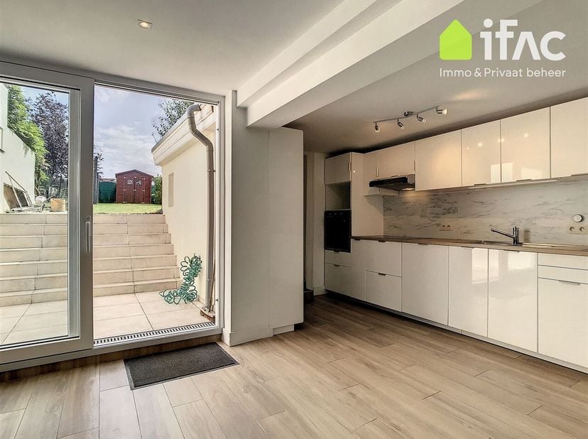Prachtig gerenoveerde 4 slaapkamer woning met tuin in centrum Tervuren, met goede bereikbaarheid van scholen en openbaar vervoer.<br />
Op het gelijkv