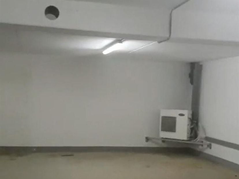 RHODE SAINT GENÈSE (avenue de la Forêt de Soignes) : Espace de stockage (grand sous-sol) de 80m²<br />
• Accès via porte régulière de 1m de large et d
