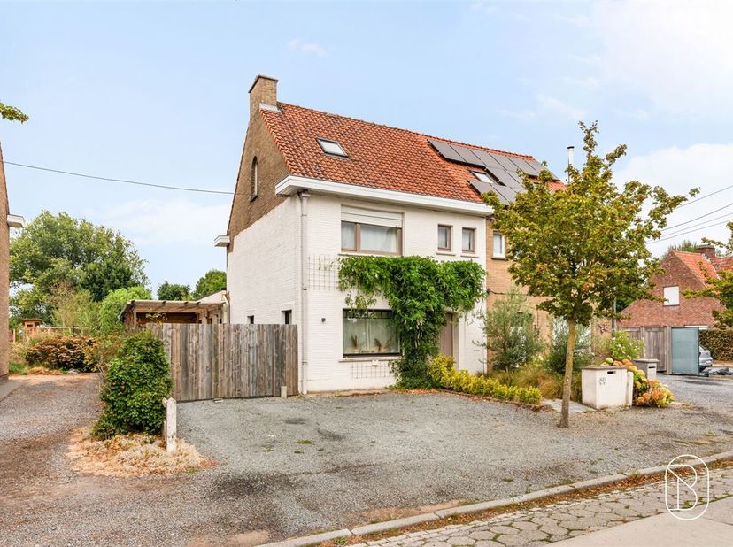 Grote gerenoveerde instapklare halfopen woning met carport en aangename tuin op 930m², zeer rustig en leuk gelegen!<br />
Indeling: inkom en traphall,