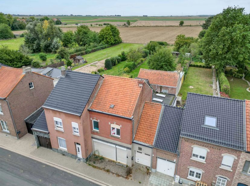 Dit handelspand met woonst is gelegen in de Laarstraat 53 in Landen. De voormalige beenhouwerij is te renoveren naar eigen smaak. De voornaamste plusp