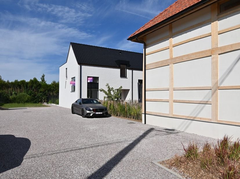 De vermelde prijs is INCLUSIEF BTW EN VERKOOPRECHTEN!<br />
<br />
Achter de charmante vakwerkwoning aan Veerstraat 60B schuilt deze knappe, energiezu