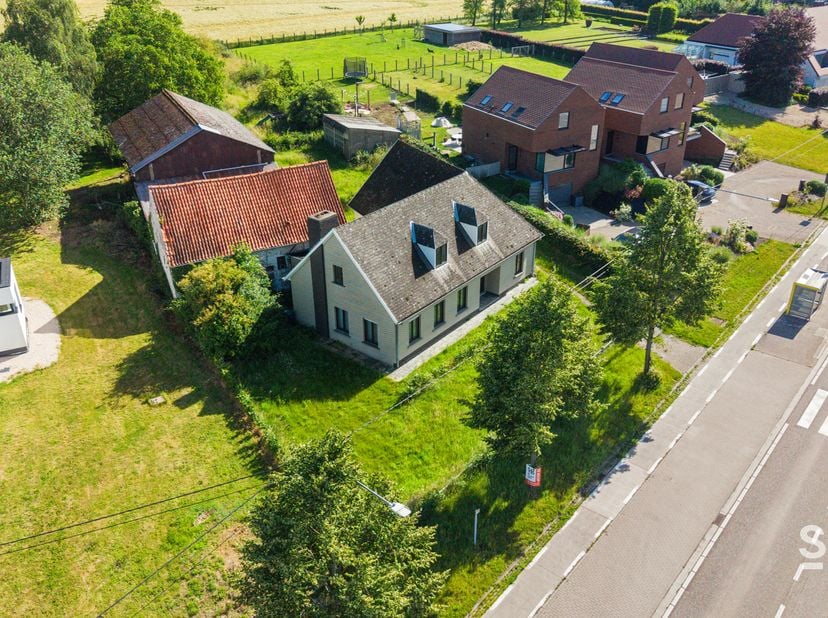 Centraal gelegen in Zwalm, nabij alle belangrijke invalswegen vinden we deze ruime woning met prachtig perceel terug! <br />
<br />
Uitgestrekte tuin
