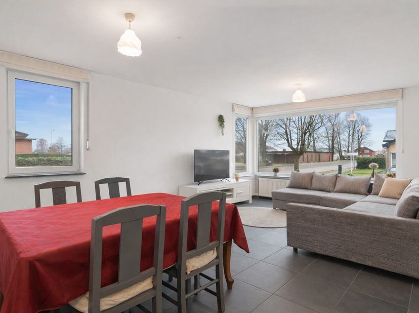 Deze ruime en lichtrijke bungalowwoning is gelegen in de Violastraat 2 te Oudsbergen, op een unieke en rustige locatie in Opglabbeek. De woning bevind