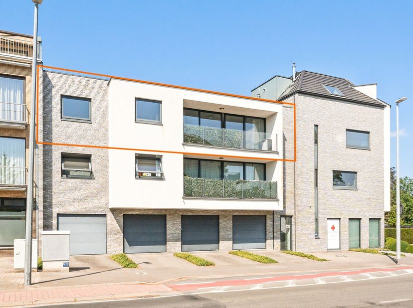 Goed gelegen 2 slaapkamerappartement op het eerste verdiep in Residentie Catherine te Oostkamp. <br />
<br />
Indeling: inkomhal met vestiaire, leefru
