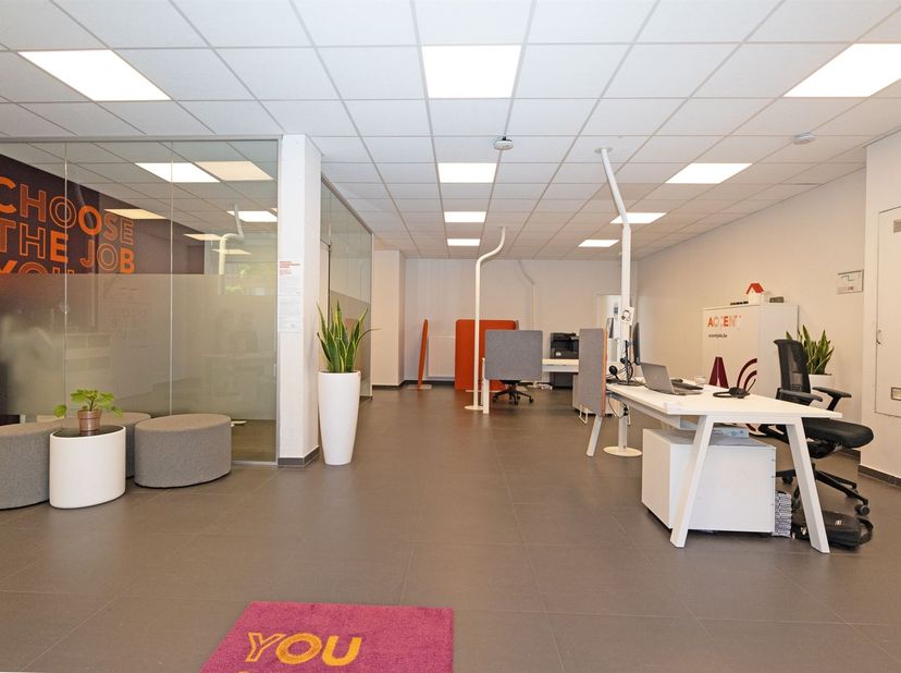 Bent u op zoek naar een representatieve kantoorruimte op een toplocatie in Hasselt? Deze moderne kantoorruimte combineert een uitstekende bereikbaarhe