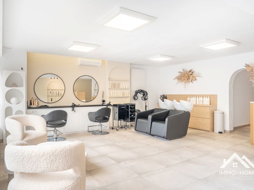 Wonen en werken combineren op één locatie? Deze perfect onderhouden en instapklare eigendom biedt u die unieke mogelijkheid.Op het gelijkvloers bevind