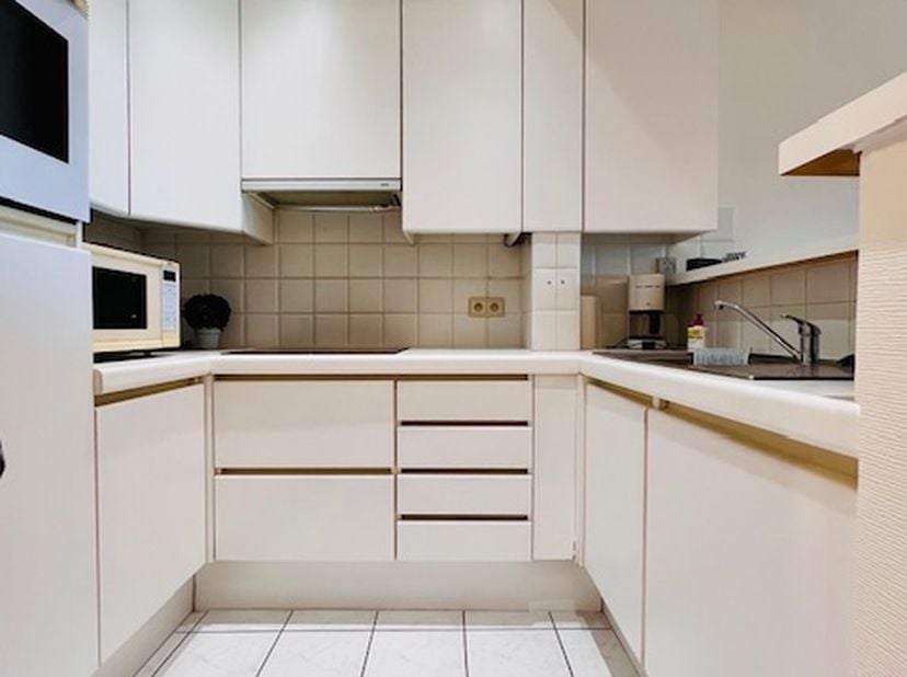 Op slechts 250 meter van het strand en de Zeedijk bevindt zich dit verzorgde appartement met 2 slaapkamers, gelegen in de winkelstraat van Wenduine.<b