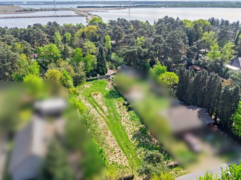 Deze ruime bouwgrond van 1.277 m² is zeer rustig en landelijk gelegen tussen Lommel en Mol, in een doodlopende straat op 250 m van het Kempisch Kanaal