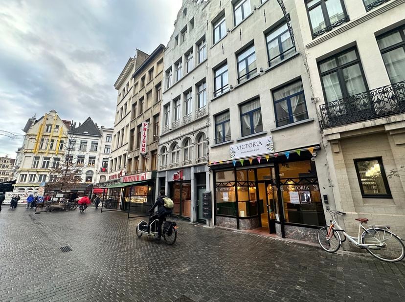 Dans un emplacement commercial de choix, au cœur de la dynamique Hoogstraat, ce bien polyvalent est disponible à la location. Le rez-de-chaussée se co