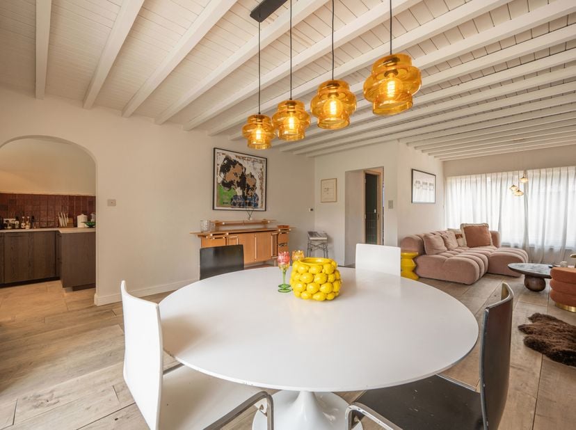 Deze charmante woning bevindt zich in het centrum van Moerkerke. Alle faciliteiten zoals winkels, school, kinderopvang, openbaar vervoer, ... zijn op