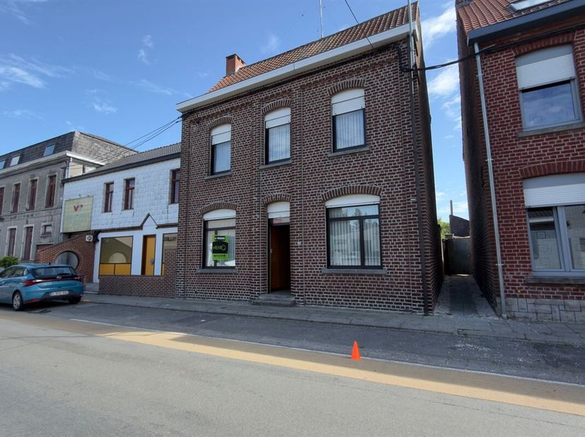 Située dans le village de Warcoing, HENRO-IMMO vous propose cette charmante maison 4 chambres avec un magnifique jardin.<br />
Cette spacieuse habitat