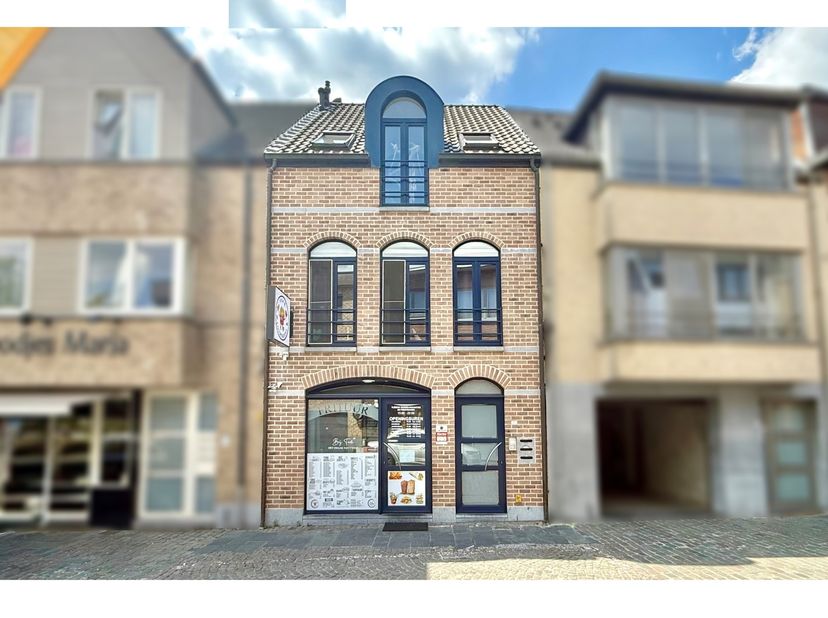 Opbrengsteigendom met handelspand (met 2 autostaanplaatsen) en 2 appartementen, pal in het centrum van Londerzeel.<br />
Allemaal verhuurd. Vraag als