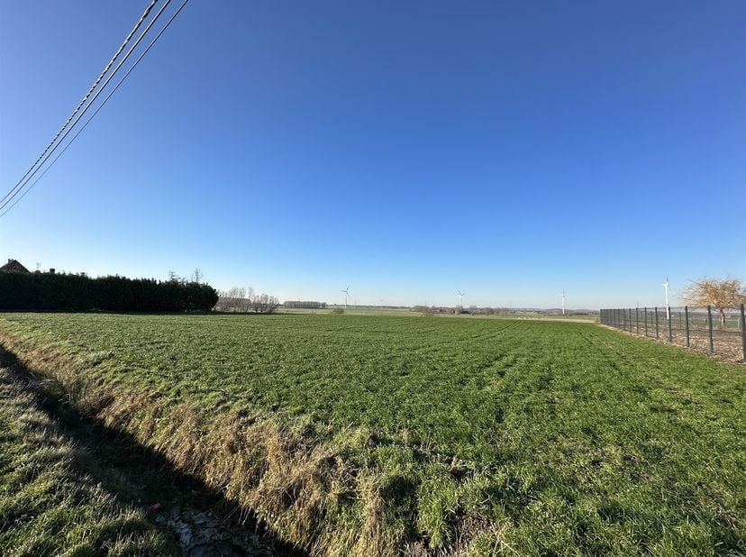 Situé au calme et offrant une jolie vue dégagée sur la campagne, terrain à bâtir d'une superficie de 1720 m2. <br />
34,5 m de front à rue <br />
Zone
