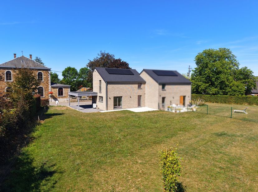 REZ DE CHAUSSEE DE ±61m²:<br />
-Hall d'entrée avec wc indépendant de ±7,5m² sur carrelage,<br />
-Séjour de ±38m² sur carrelage avec coin cuisine sem