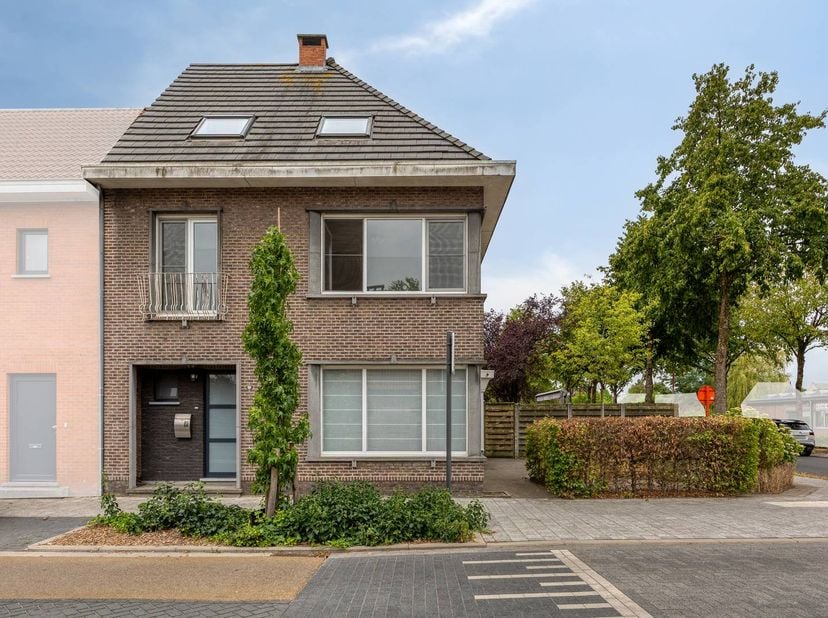 Au rez-de-chaussée, nous trouvons le salon spacieux (36 m²), avec poêle intégré, et nous continuons dans une salle à manger/bureau (15 m²).<br />
La c