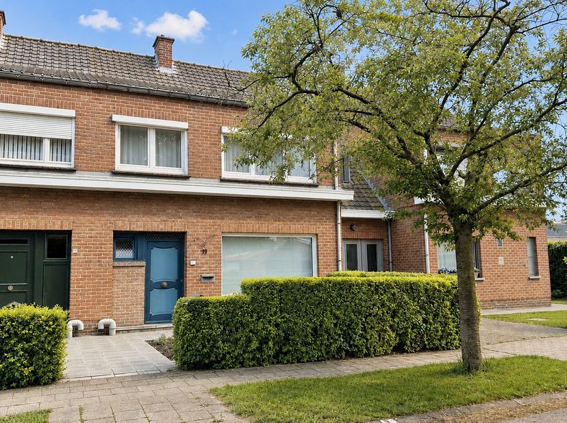 Deze charmante woning is rustig gelegen en toch vlakbij alle voorzieningen, winkels, scholen,... Ideaal voor wie comfortabel wil wonen op een centrale