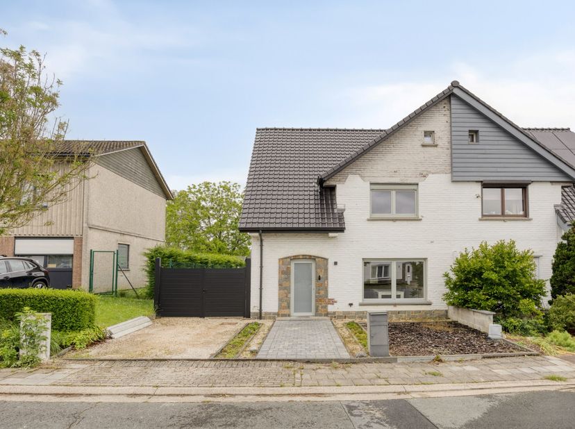Cette magnifique maison de 3 façades à Halle est un véritable coup de cœur pour ceux qui recherchent de l'espace, du confort et du plaisir de vivre mo