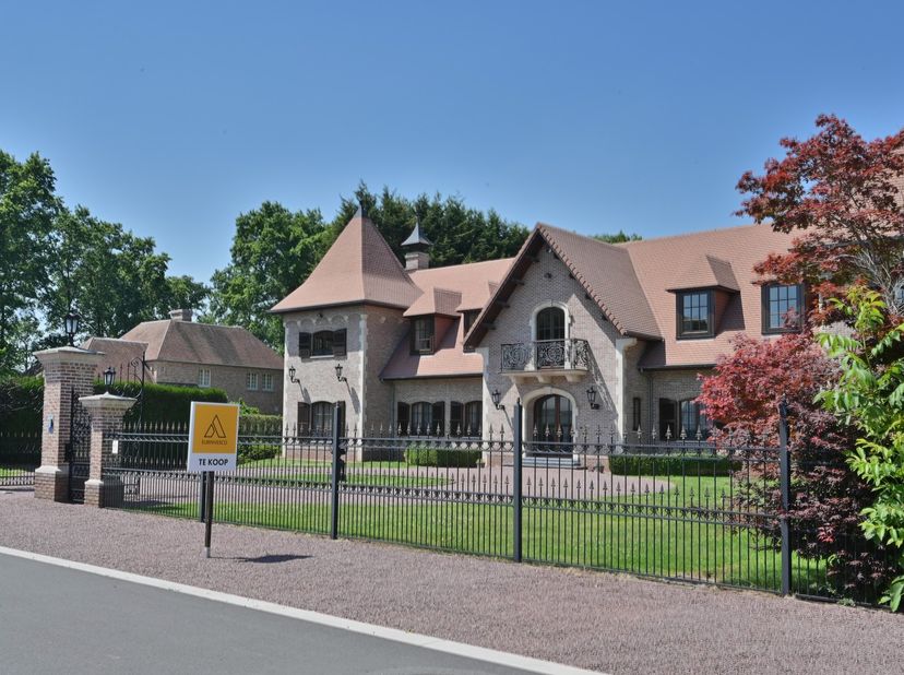 Magnifieke kasteelvilla met binnenzwembad, omgeven door een prachtig aangelegde tuin van 4500 m², uniek gelegen in villawijk “Goudkust”, omringd door