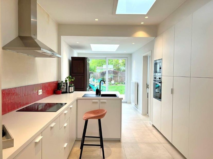 Deze recent gerenoveerde stadswoning combineert modern comfort met een ideale ligging op wandelafstand van het centrum, station en winkels. Bij het bi